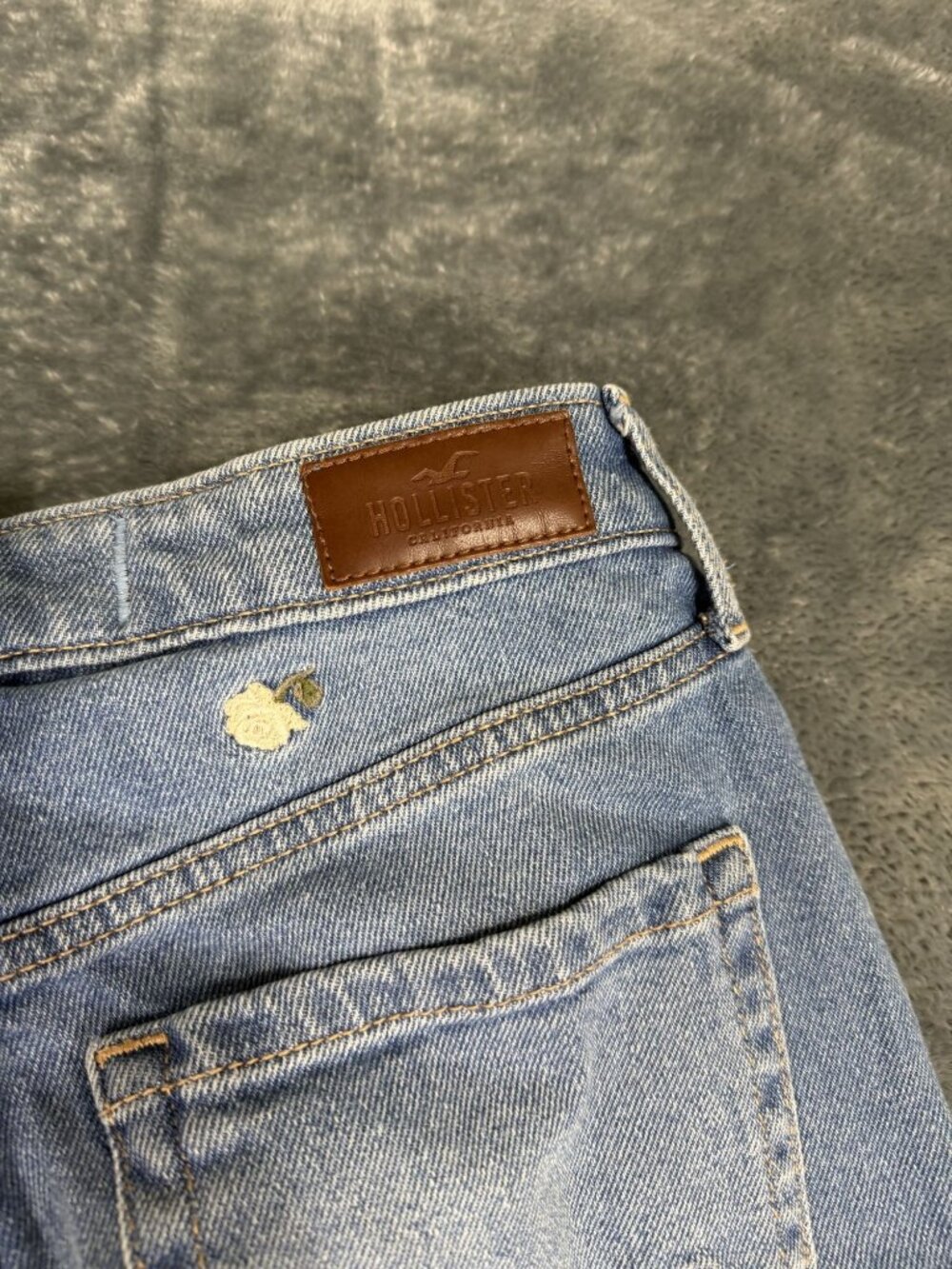 Ultra High-Rise Mom Jeans With Floral Embroidery By Hollister Womens Size 1R - Picture 6 of 10